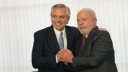Luiz Inacio Lula (r), Präsident von Brasilien, und Alberto Fernandez, Präsident von Argentinien.