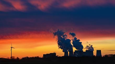Farbenprächtig leuchten die Wolken im Sonnenuntergang über den Kühltürmen des Braunkohlekraftwerks Jänschwalde.