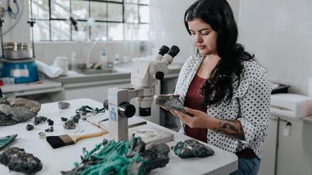 Geologin Fernanda Avelar Santos bei der Untersuchung eines „Plastikfelses“ im Labor. 