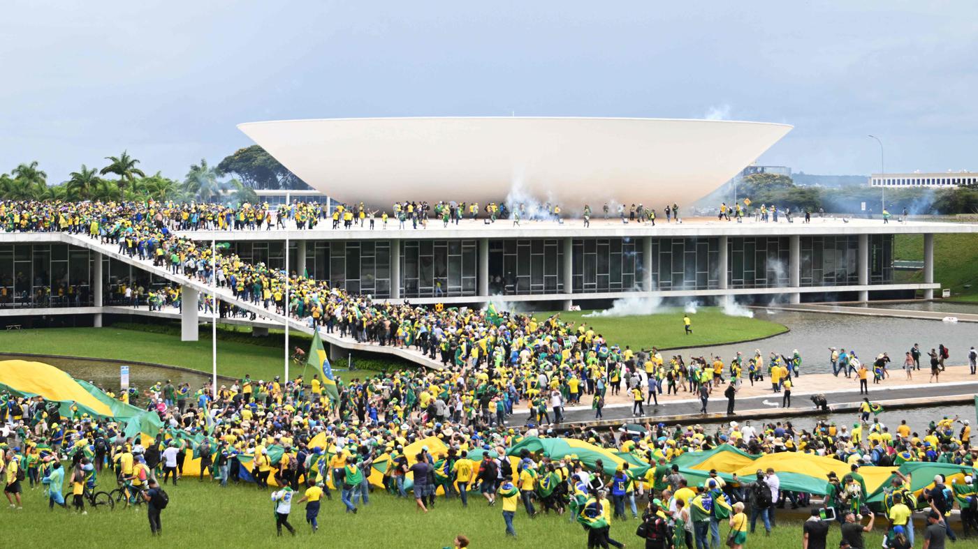Centinaia di sostenitori di Bolsonaro invadono il Palazzo del Brasile e il Congresso