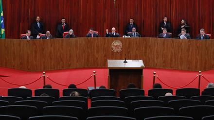 Blick auf den Plenarsaal des brasilianischen obersten Wahlgerichts zu Beginn des zweiten Tages des Prozesses gegen den ehemaligen brasilianischen Präsidenten Jair Bolsonaro.