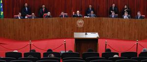Blick auf den Plenarsaal des brasilianischen obersten Wahlgerichts zu Beginn des zweiten Tages des Prozesses gegen den ehemaligen brasilianischen Präsidenten Jair Bolsonaro.