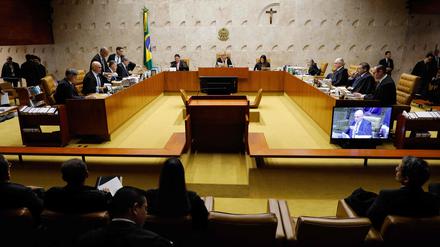 Nach dem missglückten Staatsstreich in Brasilien hat der erste Gerichtsprozess gegen mutmaßliche Beteiligte begonnen. 