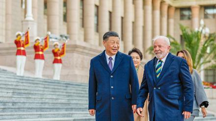 Luiz Inacio Lula da Silva (rechts), Präsident von Brasilien, mit Xi Jinping, Präsident von China, während einer Begrüßungszeremonie vor der Großen Halle des Volkes. China und Brasilien wollen ihre Beziehungen weiter ausbauen.