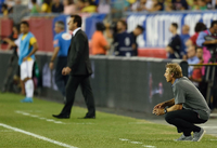US-Coach Jürgen Klinsmann (rechts) schaut die Niederlage gegen Brasilien in entspannter Haltung.