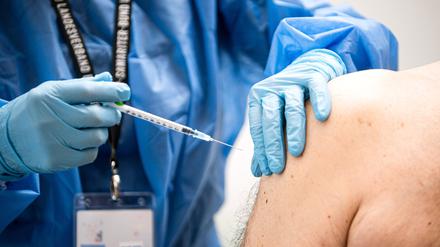 Ein Mann wird am 13. September im Impfzentrum am Brill in Bremen gegen Corona geimpft.