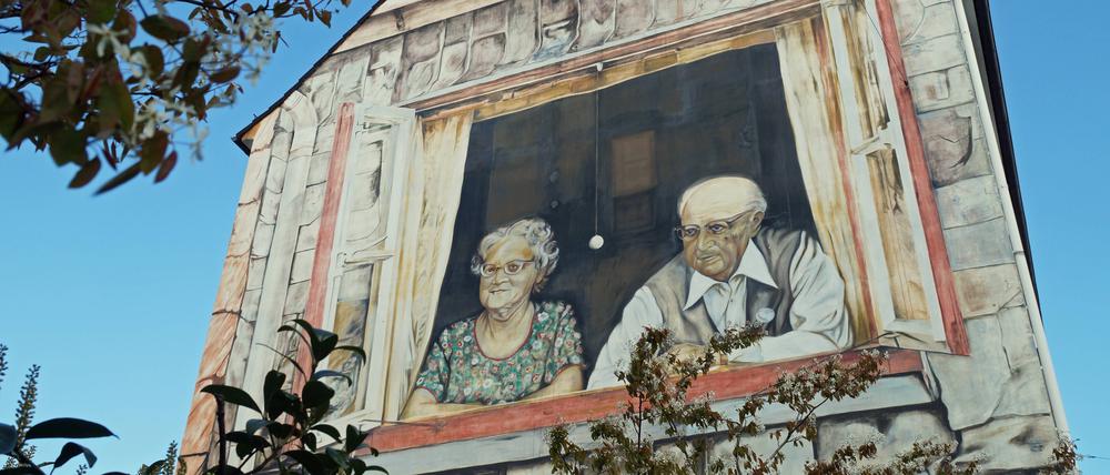 Wandbild an der Hausfassade des Bremer AWO-Hauses an der Straße Auf den Häfen. Es zeigt ein altes Ehepaar beim Blick aus dem Fenster auf den Rembertikreisel.