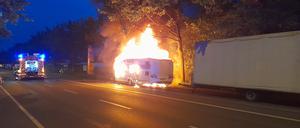 Im Bereich der Wetzlarer Straße in Potsdam hat ein Wohnwagen gebrannt.