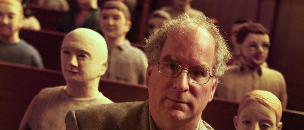 Brewster Kahle, der Gründer des Internet Archive sitzt vor Keramikfiguren, die seinen Mitarbeitern nachempfunden sind. In der ehemaligen Kirche in San Francisco stehen heute Server.