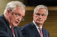 Der britische Brexit-Minister David Davis (links) und EU-Chefunterhändler Michel Barnier.