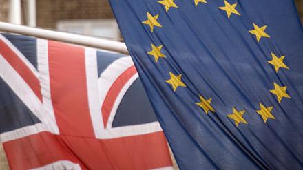 Die Flaggen von Großbritannien und der EU. 