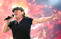 Der britische Sänger Brian Johnson der australischen Rockband AC/DC, hier im Juni 2015 im Berliner Olympiastadion.