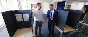 Wahlleiter Stefan Tolksdorf und Mike Schubert im neuen Briefwahlbüro.