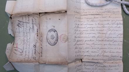 Ungelesene Briefe, die während eines Krieges zwischen Großbritannien und Frankreich im 18. Jahrhundert an französische Seeleute geschrieben wurden, sind endlich geöffnet und untersucht worden – nachdem sie mehr als 250 Jahre lang verstaubt waren. 
