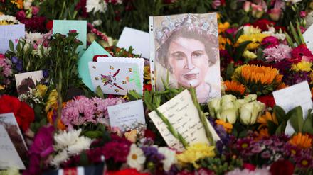 Blumen und Briefe liegen nahe Schloss Windsor in Gedenken an die Queen.