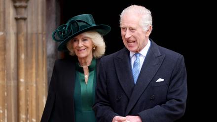 König Charles (r.) und Königin Camilla beim Ostergottesdienst. 