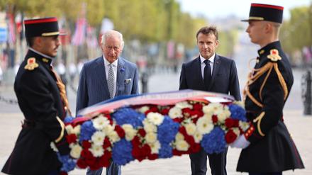 Charles III. und Präsident Emmanuel Macron legen am Grab des Unbekannten Soldaten einen Kranz nieder. 