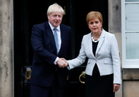 Premierminister Boris Johnson und Ministerpräsidentin Nicola Sturgeon schütteln sich die Hände in Edinburgh, Schottland.