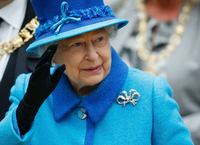 Queen Elizabeth II vor dem Einstieg in einen historischen Zug in Schottland am Mittwoch.