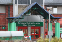 Blick auf den Eingangsbereich des Salisbury District Krankenhauses.