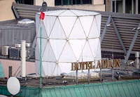 Die britische Botschaft in Berlin liegt direkt hinter dem Hotel Adlon. Was sich unter der Konstruktion auf dem Dach verbirgt, ist unklar.