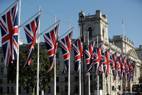 Patriotisch beflaggt: Der Union Jack im Dutzend am Parliament Square in London.