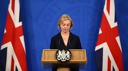 Die britische Premierministerin Liz Truss nimmt an einer Pressekonferenz im Downing Street Briefing Room teil. 