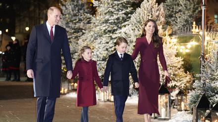 William und Kate kommen mit ihren Kindern Prinzessin Charlotte und Prinz George zum Weihnachtsgottesdienst „Together at Christmas“ in der Westminster Abbey an. 