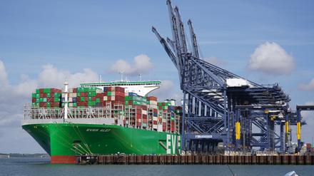 Das Frachtschiff Ever Alot liegt im Hafen von Felixstowe, dem größten und verkehrsreichsten Containerhafen Großbritanniens, vor Anker. 