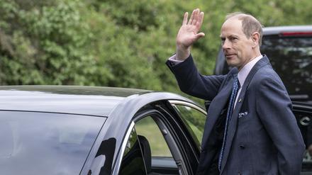 Prinz Edward, Herzog von Edinburgh, winkt zum Abschied vom Alexander Haus.