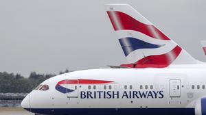 Maschinen von British Airways stehen am Londoner Flughafen Heathrow (Archivbild).