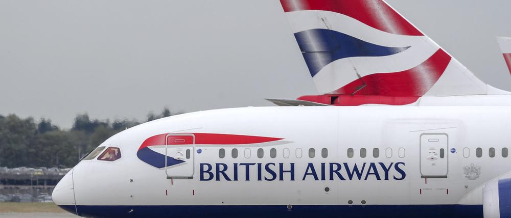 Maschinen von British Airways stehen am Londoner Flughafen Heathrow (Archivbild).