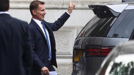British Chancellor of the Exchequer Jeremy Hunt gestures as he walks outside Downing Street in London, Britain October 17, 2022. REUTERS/Henry Nicholls