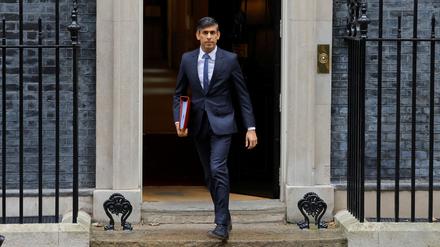 Der britische Premier Sunak beim Verlassen der Downing Street Nummer 10 am 18. Oktober.