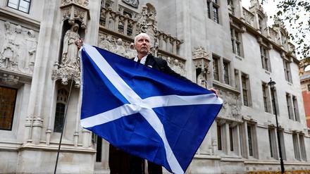 Ein Mann mit der Schottland-Flagge