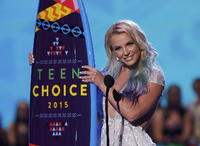 Britney Spears nimmt ihren Preis bei den Teen Choice Awards in Los Angeles am Sonntag entgegen.