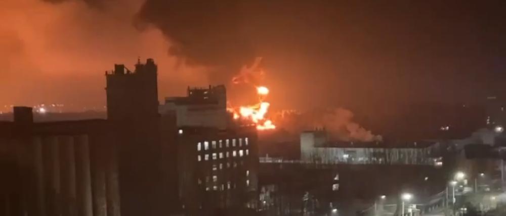 Das von einer anonymen Quelle stammende und von AP zur Verfügung gestellte Foto zeigt zwei Brände, die in einem Öllager des Depots von Transneft-Druschba ausgebrochen sind.