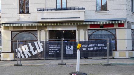 Am früheren Pub „Irish Harp“ in der Charlottenburger Giesebrechtstraße kündigt die Berliner Brauerei BRLO ihr neues Restaurant an.
