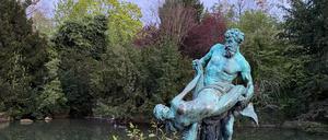 1896 entstandene Bronzeskulptur „Der seltene Fang“ von Ernst Gustav Herter im Viktoriapark.