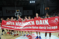 Die Bamberger Mannschaft dankt ihren Fans mit einem Transparent nach dem Sieg gegen Vitoria.