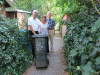 Die Anwohner Volker Heinrich, Christa Heinrich und Hermann Bischoff zeigen die Gasse, durch die der Müllmann muss.