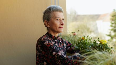 Barbara Schmidt auf dem Balkon ihrer Wohnung in Berlin. Nach Krebs und der Entfernung beider Brüste hat sie jetzt auch eine Brustrekonstruktion mit Eigengewebe hinter sich. 
