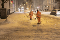 In Adlershof wird die Straße geräumt. Nachts kommen den BSR-Arbeitern weniger Autos in die Quere.
