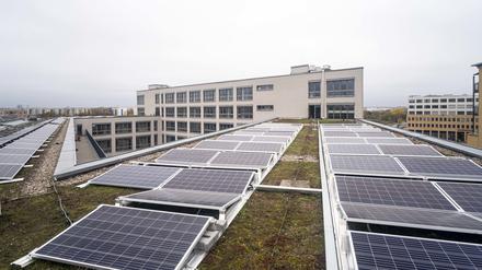Mit der Photovoltaikanlage auf dem Dach produziert die ASH selbst Energie.