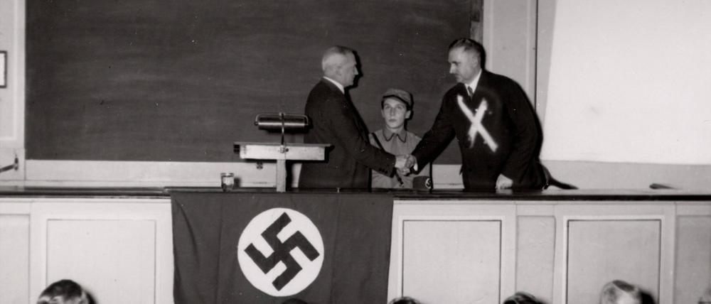 Propagandaaufnahme an der Uni Berlin: Kultusminister Bernhard Rust (rechts) wollte Universitäten von „fremdrassigen Professoren“ säubern.
