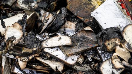 Verbrannte Bücher liegen in der ausgebrannten Bücherbox in der Nähe des Mahnmals „Gleis 17“. (Archibild)