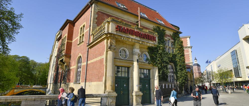 Die Bücherei von Spandau - rechts am Bildrand Karstadt.