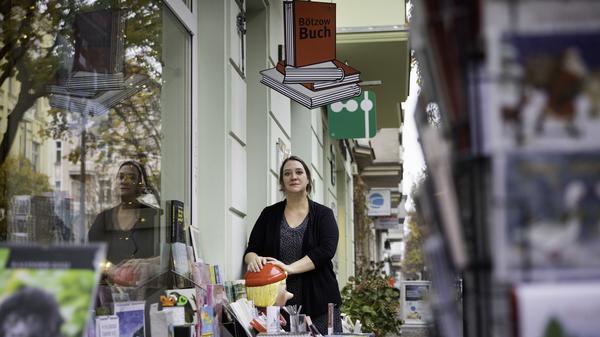 Draussen kann man sich schon mal inspirieren lassen. Die Buchhändlerin Romy Weber vor ihrem Buchladen BötzowBuch in der Bötzowstraße in Prenzlauer Berg