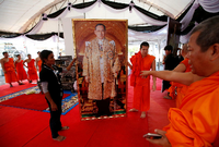 Mönche stellen ein Porträt des verstorbenen Königs auf.