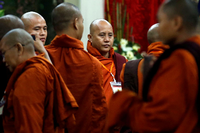 Der Mönch Ashin Wirathu (Bildmitte), Oberhaupt eines Klosters, gilt als ideologisches Vorbild für die hetzenden Buddhisten.